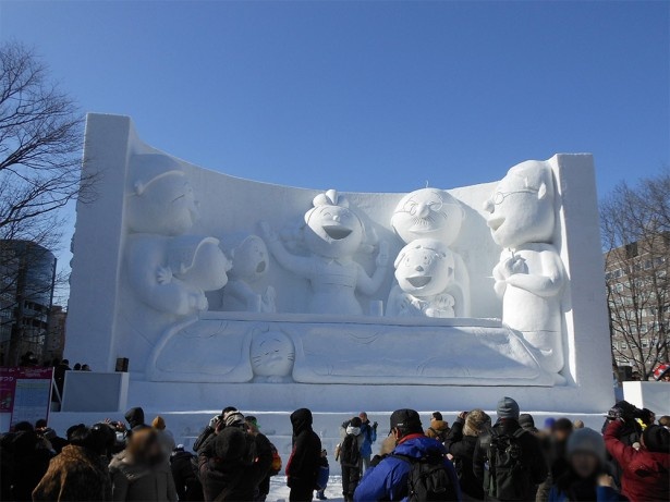 10丁目大雪像「楽しいサザエさん一家 inさっぽろ雪まつり」も迫力のサイズ