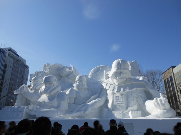 【写真を見る】4丁目大雪像「雪のスター・ウォーズ」は迫力満点！