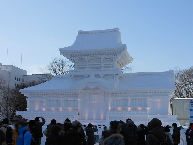 8丁目大雪像「春日大社・中門」では、映像を投影するプロジェクションマッピングが鑑賞できる