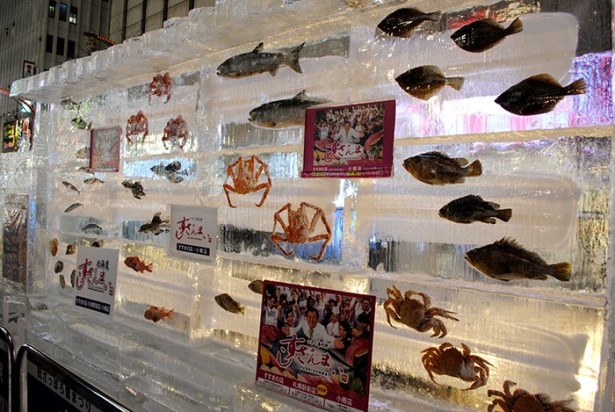 北海道ならではの魚介が埋め込まれた氷像（すすきの会場）