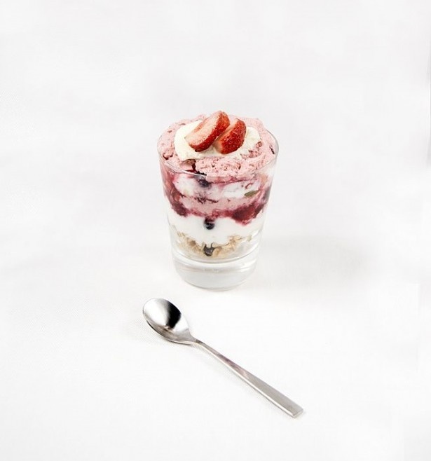 甘酸っぱいベリーのおいしさを凝縮した「ベリーベリーパフェ」(980円)。フルーツグラノーラの食感がアクセントを加える