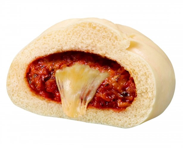 モッツァレラチーズ使用、トマト味を強めにし、旨味と深みを加えた｢のび～るチーズピザまん｣(通常価格120円)