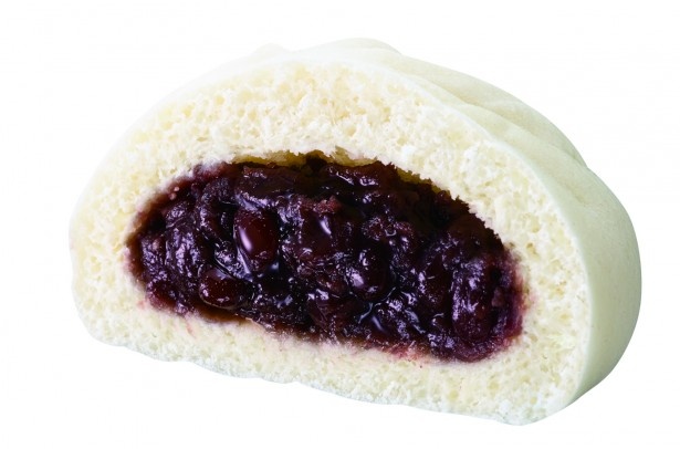 ふっくら炊き上げたアズキを使用した｢北海道つぶあんまん｣(通常価格120円) ※店舗により｢十勝こしあんまん｣の場合あり