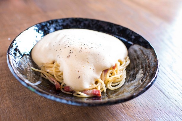 軽い食感にこだわった「サルヴァトーレオリジナル！　ふわふわなスフレカルボンAIR（カルボナーラ）」(1750円)