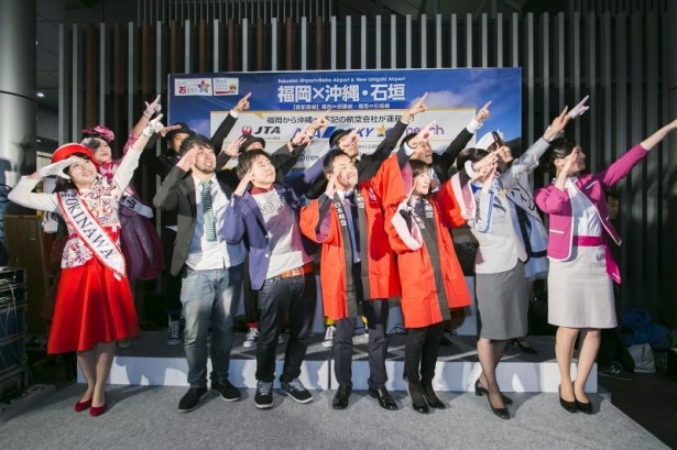 イベントに登場した航空各社の関係者とCA