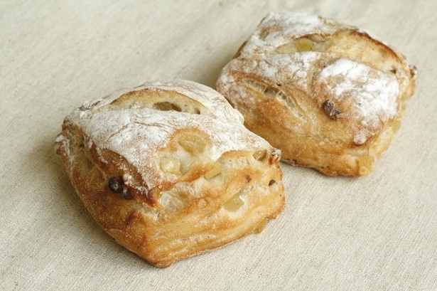 4位に選ばれた兵庫県・つかしん店の「リンゴとクルミのハニーフランス」(216円)。リンゴの甘味とクルミの食感が合わさり、味わい深いパンに仕上げている