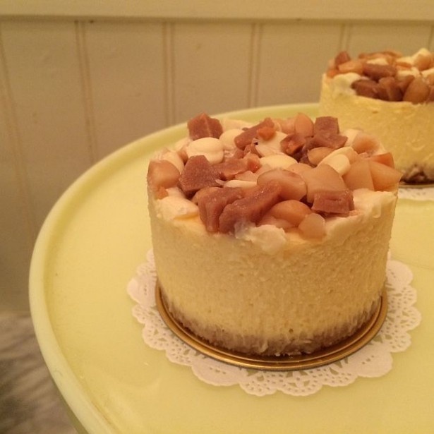 先行販売される「ホワイトチョコレート マカダミア チーズケーキ」(税抜980円)。注目の新作をいち早く味わえるチャンス！