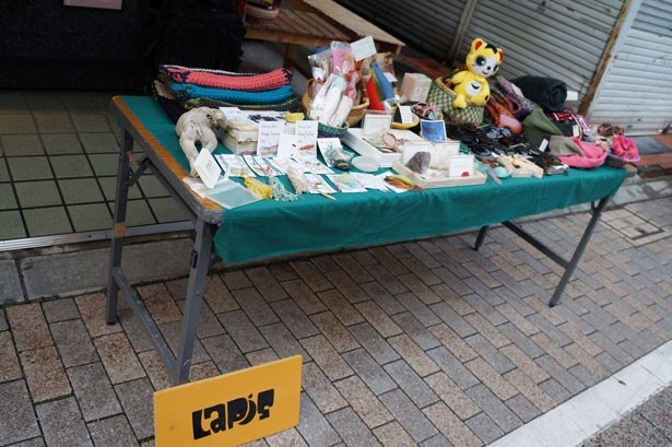フリーマーケットは個人の参加の他、この日は茅ケ崎に店舗がある「Lapis」も出店していた