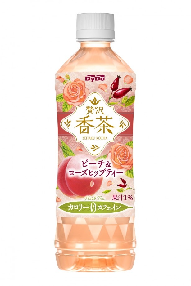 【写真を見る】2月9日発売の「贅沢香茶 ピーチ＆ローズヒップティー」(希望小売価格・税抜140円)。ハーブと花の香りがふんわり広がる優しい甘さが魅力