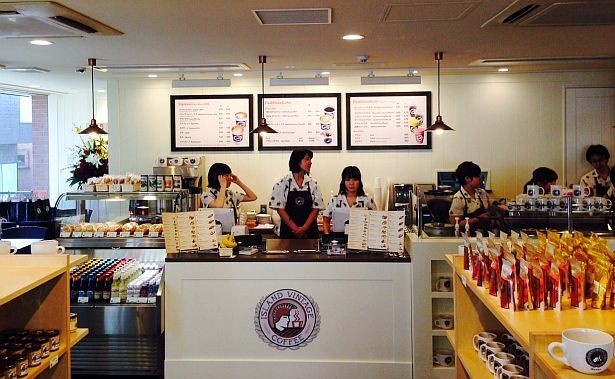 店内にはコーヒー豆やグッズなどの販売コーナーもあり！