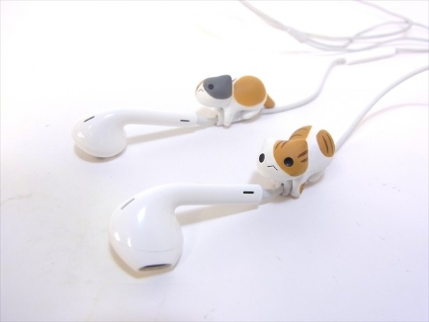 ねこむらおたこのつぶやきから生まれたネコのキャラクター、アイキャットのイヤホンケーブルアクセサリー「にゃピタ」