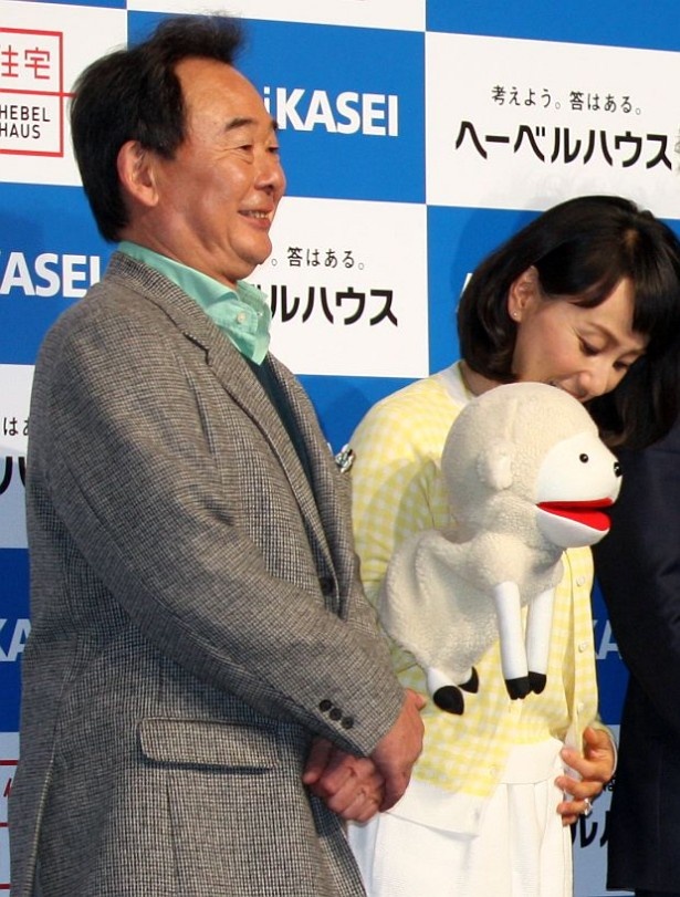 【写真を見る】「二世帯住宅での同居について想像はする」と照れ笑いを浮かべた東尾修