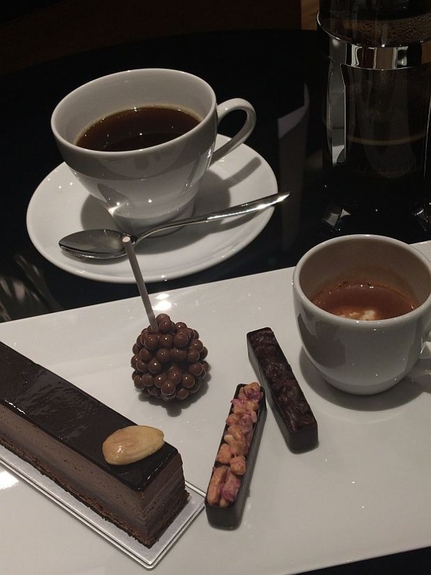 【写真を見る】「ラウンジ」で楽しめるチョコレートのスイーツセット「カンプリニ ショコラ エ ショコラ」(2376円)