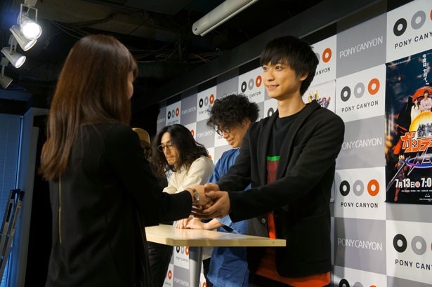 トークイベントの後には、参加者との握手会も行われた