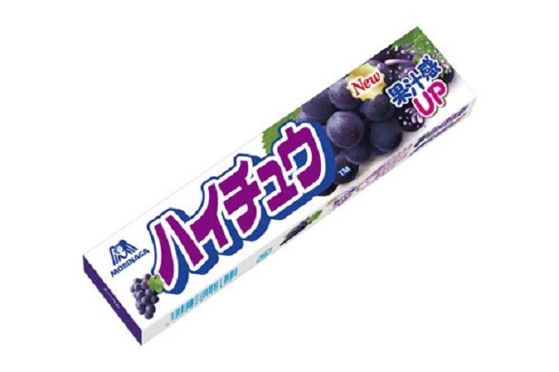 不動の人気フレーバー｢ハイチュウ　グレープ｣ (参考小売価格108円)。ブドウ果肉を思わせる香り、ジューシーさがアップ