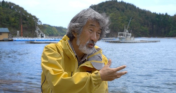映画でのワンシーン。牡蠣漁師の畠山さんは、海と山の密接な関係を知り、牡蠣の養殖のために植林を開始!?