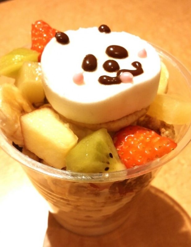 【写真を見る】カップグラパン(Mサイズ)のセット(Wトッピング＋ドリンク)は480円で販売中！