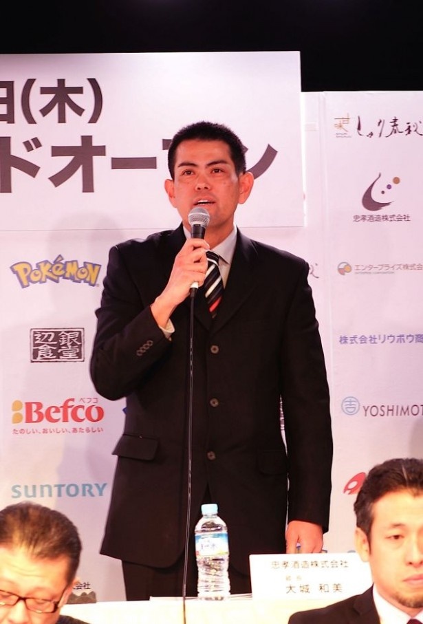 「ここでしか味わえない5種類の原酒で、ブレンドの楽しさを体験してもらいたい」と語る忠孝酒造株式会社　製造部製造課主任・普久原毅伸氏