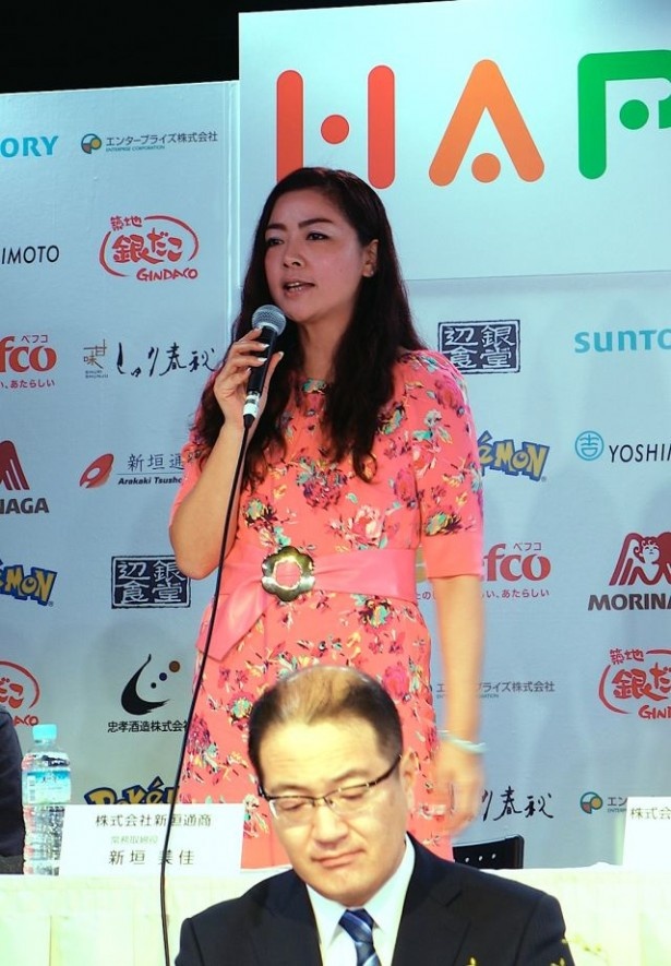 「アニメコスメで、日本をもっと楽しんでほしい」とPRする株式会社新垣通商　常務取締役・新垣美佳氏