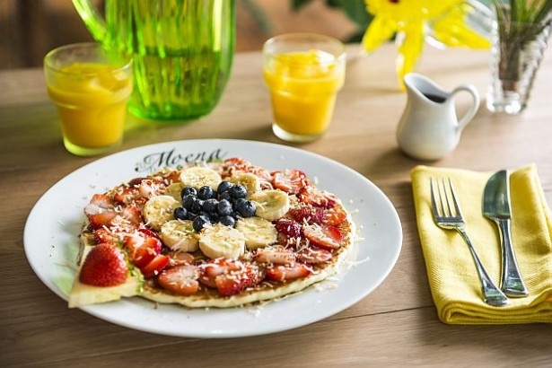 【写真を見る】「フレッシュフルーツパンケーキ」(シングル・税抜1880円)は、フルーツがたっぷり盛られた豪華なパンケーキ。メープルシロップをかけると、より一層華やかな味わいに