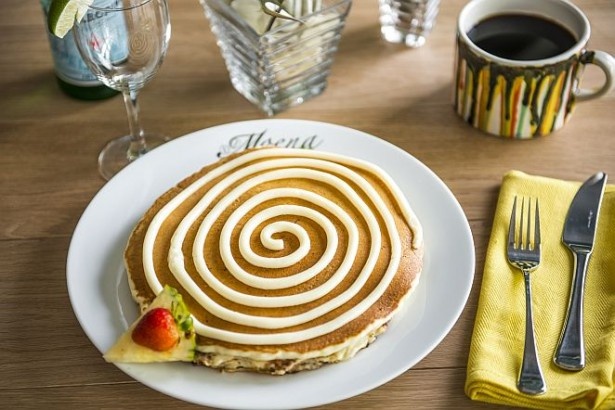 シナモンソースのみをトッピングした「シナモンロールパンケーキ」(シングル・税抜1100円)は、生地のおいしさが引き立つ
