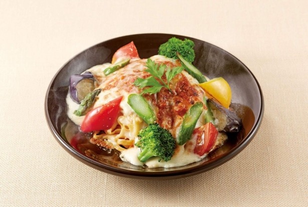 たっぷりの野菜と生パスタを焼き上げた「彩り野菜と生パスタのラザニア仕立て」(税抜999円)。チーズとミートソースの香りが食欲をそそる