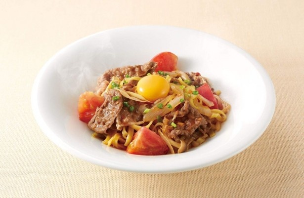 国産黒毛和牛を使った贅沢な和風パスタ「黒毛和牛 トマトすき焼き仕立てのタリアテッレ」(税抜1099円)。柔らかい牛肉の旨味とトマトの酸味が絶妙！