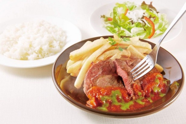ボリューム満点「リブステーキのイタリアントマトソース」(単品・税抜1349円)は、肉の旨味をとことん味わえる1品(写真はセットメニュー)