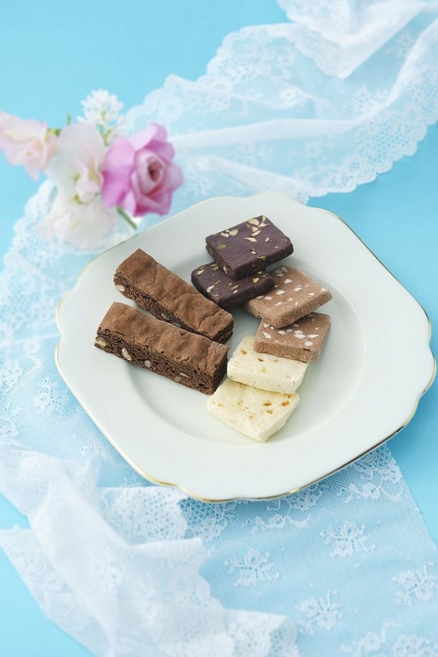 「ミックスアソート」(4種14個入り1296円)は、ポキポキとした食感が楽しいチョコレートクッキーと、香ばしいローストナッツを使用したブラウニーが入ったアソートギフト