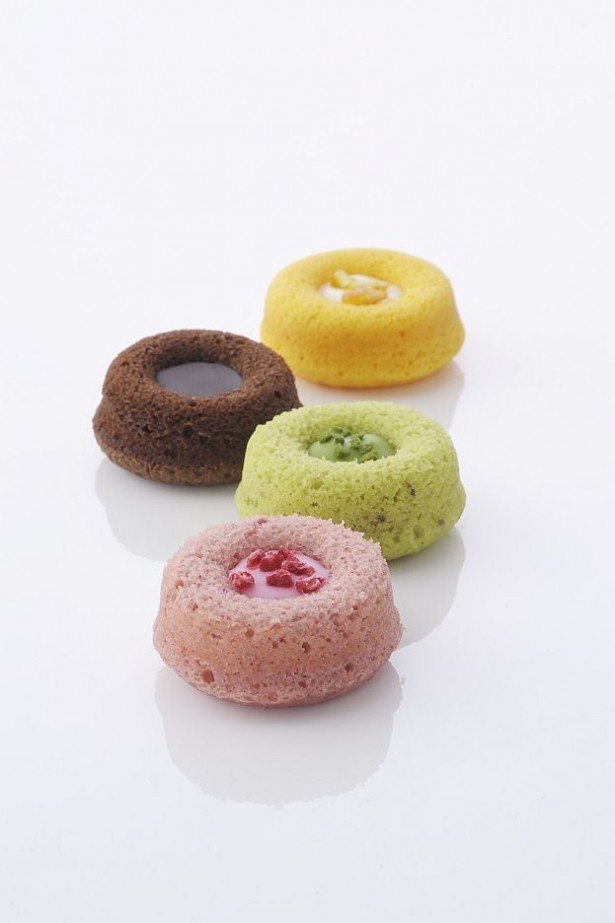 「スプリングフィオーリ」(2種2個入り324円～)は、春の花をイメージしたかわいらしいプチケーキ。フィナンシェ生地の中にチョコレートクリームがたっぷり詰まっている