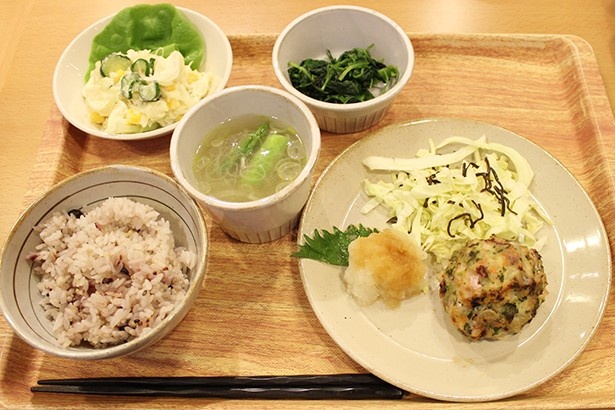 【写真を見る】これだけ食べても約500kcal！イカとゴボウがゴロゴロと入っていて、食べごたえ十分