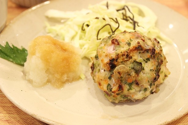 「松江野菜を使ったいかバーグ定食」(930円)。イカの旨味がぎっしり詰まっていて、おろしポン酢で食べても、そのままでもおいしい