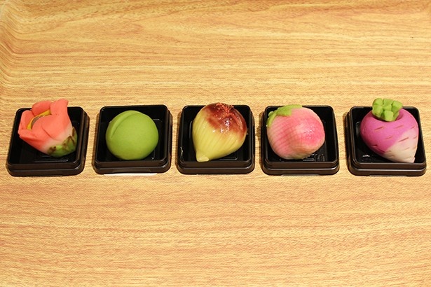 ”現代の名工”と呼ばれる和菓子職人、伊丹ニ夫さんが手掛けた松江和菓子。「津田かぶ」などの特産品をモチーフにしたデザイン