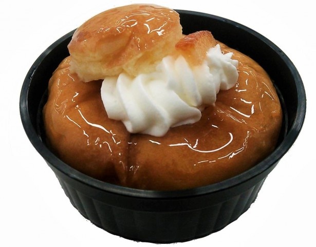 かんきつ類とホワイトキュラソーの風味が広がるしっとりブリオッシュが絶品な「熊谷喜八シェフ監修 サバラン(伊予柑ピール入)」(399円)。夜のくつろぎタイムにぴったり！