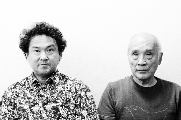 【写真を見る】阿佐ヶ谷在住80年の谷川俊太郎(右)と息子の谷川賢作(左)が阿佐ヶ谷の文化を発信