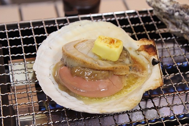ホタテはまるでハンバーガーのような大きさ！甘味があってボリューム満点