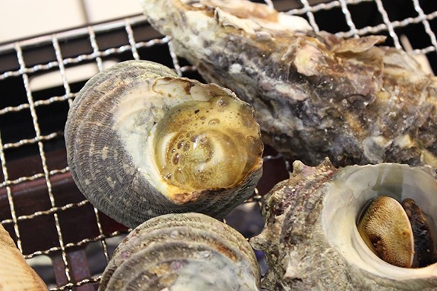 サザエにしょうゆを少しだけかける。穴から沸き立つ泡が、見た目にも食欲をそそる