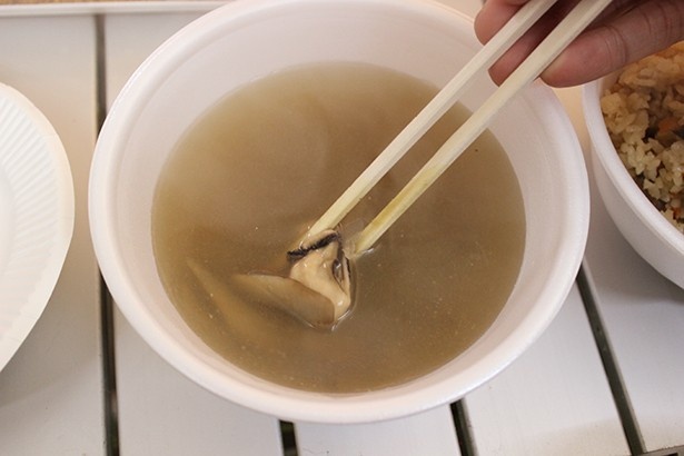 カキとゴボウの旨味が味噌汁に溶け込んだ「かき汁」(300円)。お酒のシメにおすすめ
