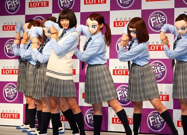 お面をつけた“Fit'sダンサーズ”6名とダンス！