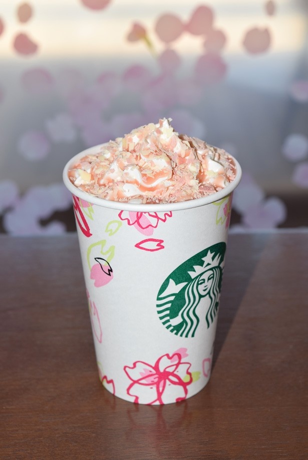 桜の風味とキャラメル、ホワイトチョコの味わいが楽しめる「キャラメリー さくら チョコレート ラテ」(各税抜Short420円、Tall460円、Grande500円、Venti540円)