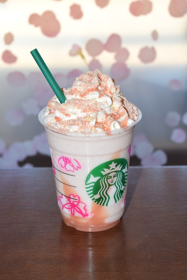 【写真を見る】桜の風味とアイスの食感な特徴的な「キャラメリー さくら チョコレート フラペチーノ」(各税抜Tall520円、Grande560円、Venti600円※Shortは要望に応じて提供)