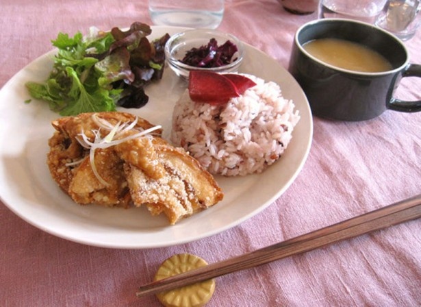 【写真を見る】日替わりランチ「車麩の竜田揚げ」(920円)は車麩の食感が病みつきになる