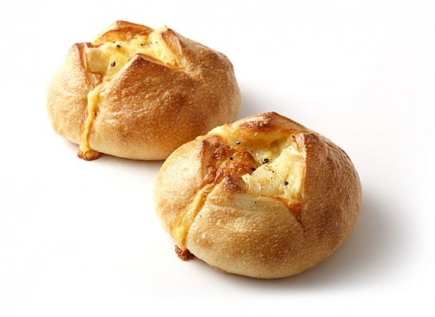 浅野屋が販売する「ルーヴル」(540円)は、フランスを代表するコンテチーズやカマンベールチーズをたっぷり使用し、リッチな味わいに仕上げた