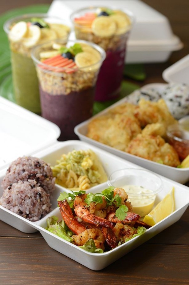 モンサラット ブランチ クラブのプレートランチ「ガーリックシュリンプ」(1250円)。ガーリックソテーしたエビにケイジャンスパイスで味付けをし、食欲をそそるピリ辛風味に仕上げた