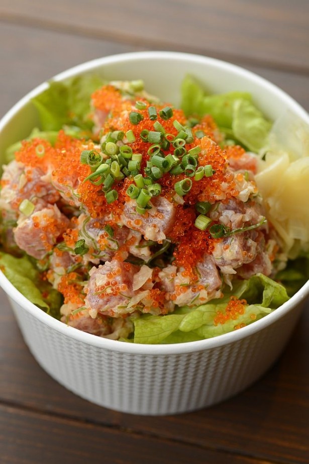 モンサラット ブランチ クラブの「アヒポキスパイシーマヨボウル」(900円)は、どんぶり風のメニュー