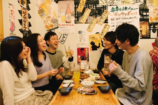 【写真を見る】再開発が進む中でも、昔ながらの威勢のいい店が残る武蔵小杉。電車での帰宅を気にせずに、時間を忘れてゆっくりと飲めるのは大きな魅力