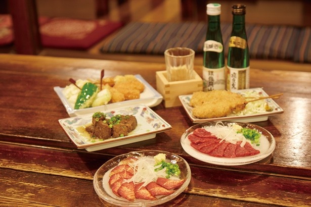 串駒 慎ちゃんは、馬肉料理が豊富にそろう居酒屋。「馬舌刺し」(写真手前・860円)は不思議な食感で、他では食べられない珍品