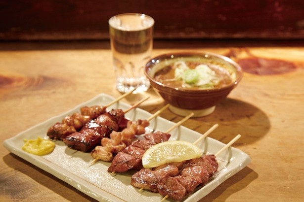 文福の名物は「元祖カレー煮込み」(写真奥・486円)。臭みのないモツが絶品で、豆腐を崩しながら食べればお酒も進む