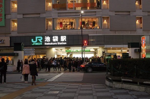 【写真を見る】行政の努力もあり、広く整備されたJR池袋駅