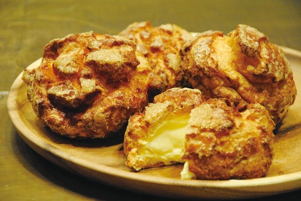 【写真を見る】焼きたてのサクサク食感がたまらない、カンパニュラの「こんがりシュー」(200円)